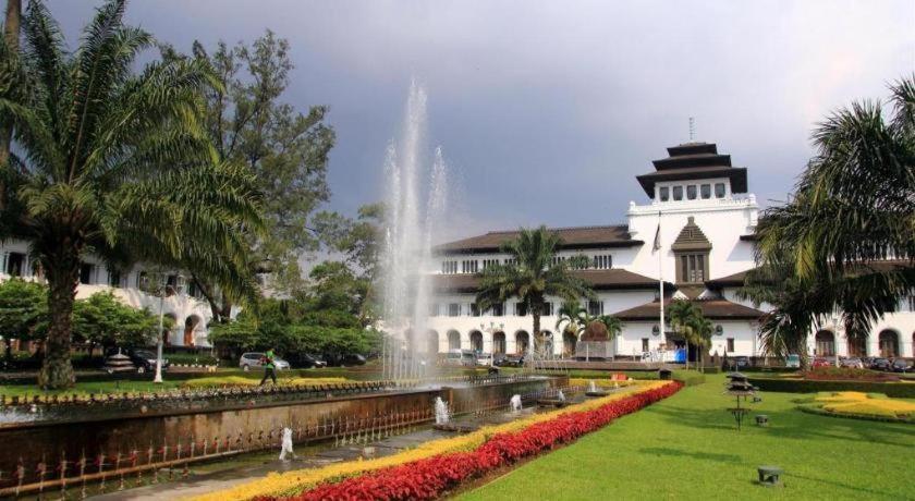 Vio Hotel Veteran Bandung Esterno foto